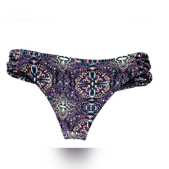 Bikini - Picture 10 of 11